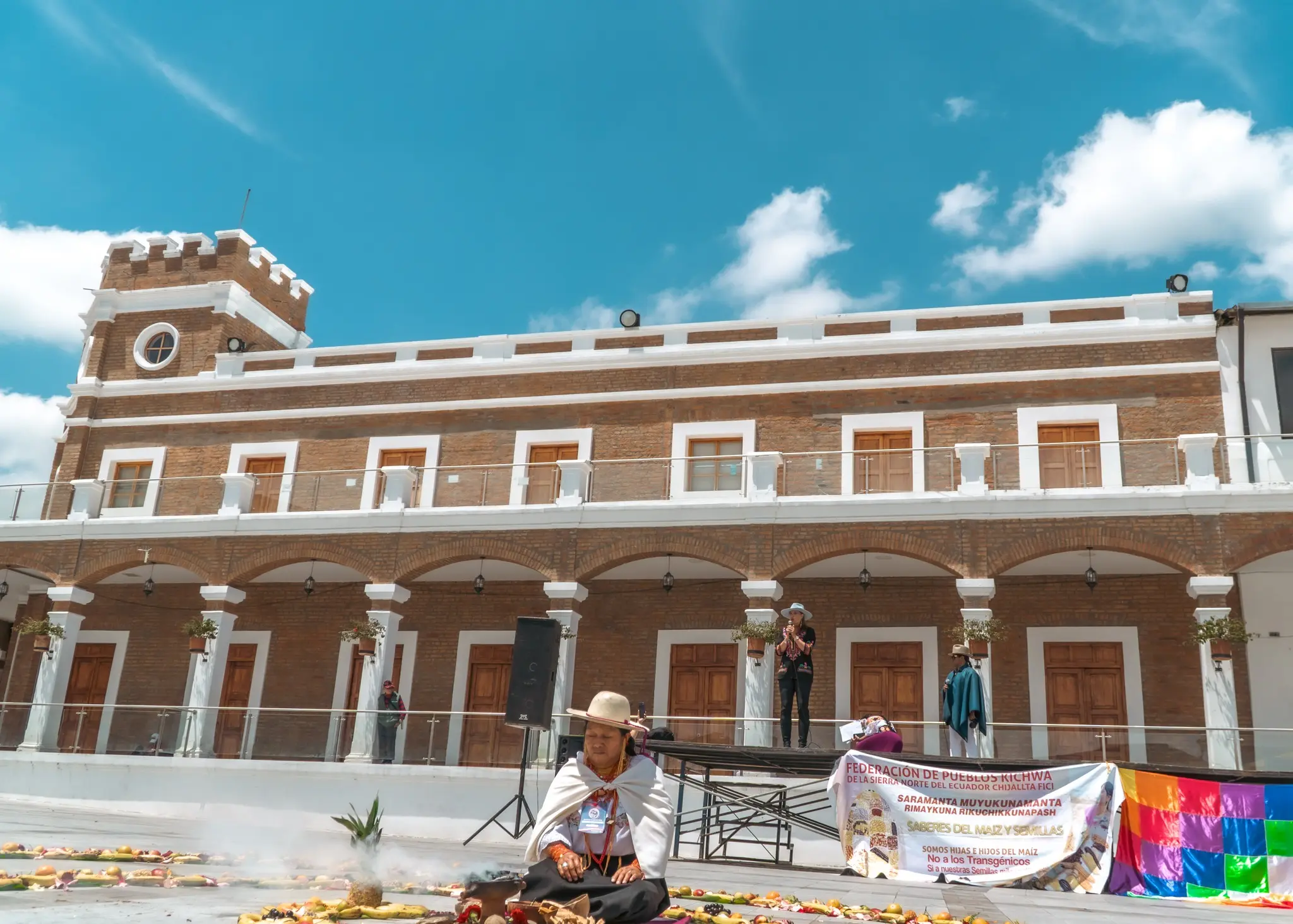 Descubre el Patrimonio Cultural de la Plaza Cívica de Otavalo